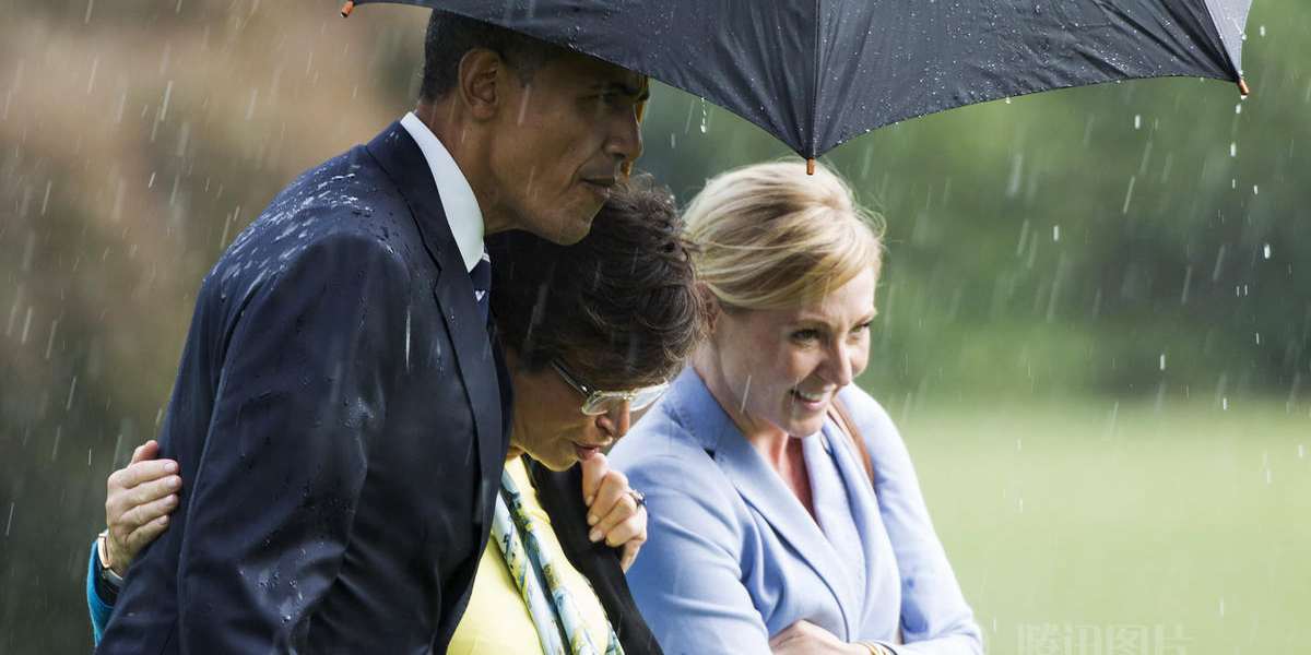 奧巴馬為女下屬撐傘 上演雨中曲 奧巴馬為女下屬撐傘 上演雨中曲