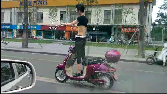 奇葩男子電動(dòng)車(chē)上秀雜技 戴墨鏡大撒把 奇葩男子電動(dòng)車(chē)上秀雜技 戴墨鏡大撒把