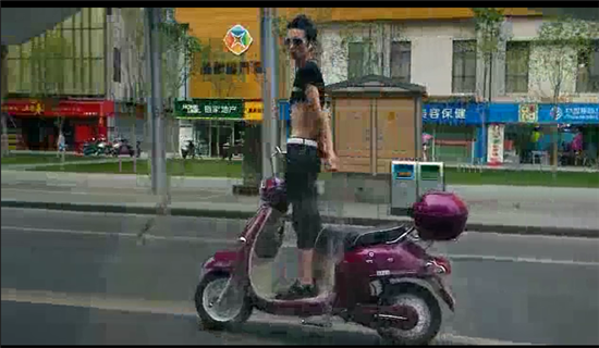 奇葩男子電動(dòng)車(chē)上秀雜技 戴墨鏡大撒把 奇葩男子電動(dòng)車(chē)上秀雜技 戴墨鏡大撒把