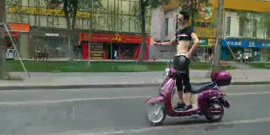 奇葩男子電動(dòng)車(chē)上秀雜技 戴墨鏡大撒把 奇葩男子電動(dòng)車(chē)上秀雜技 戴墨鏡大撒把