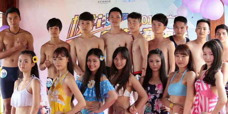 學(xué)生參加?；ㄐ２荽筚?穿比基尼秀身材
