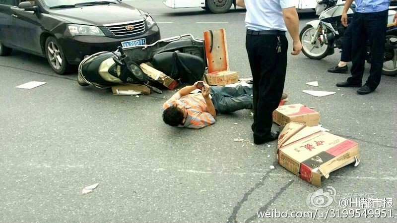 長(zhǎng)沙男子車(chē)禍現(xiàn)場(chǎng)躺地上玩手機(jī)