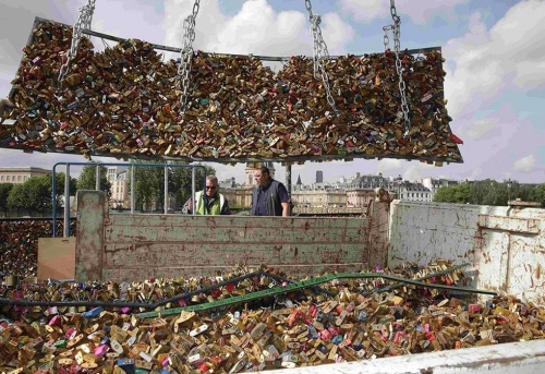 巴黎拆除藝術(shù)橋10萬把“愛情鎖” 巴黎拆除藝術(shù)橋10萬把“愛情鎖”