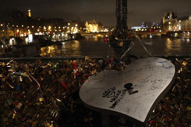 巴黎拆除藝術(shù)橋10萬把“愛情鎖” 巴黎拆除藝術(shù)橋10萬把“愛情鎖”