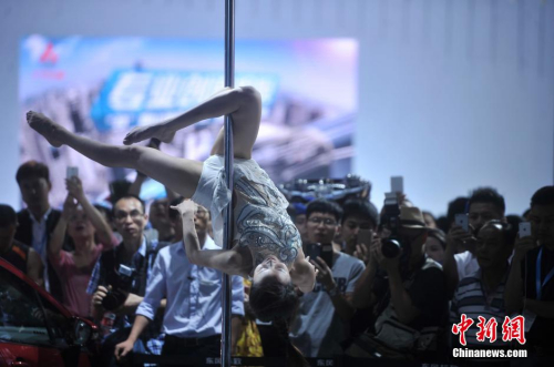 重慶車展 美女模特跳鋼管舞吸引觀眾 重慶車展 美女模特跳鋼管舞吸引觀眾