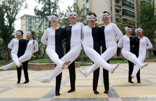 河南大媽自編“錯(cuò)覺廣場(chǎng)舞”