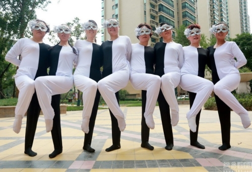 河南大媽自編“錯(cuò)覺廣場(chǎng)舞”