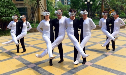 河南大媽自編“錯(cuò)覺廣場(chǎng)舞”