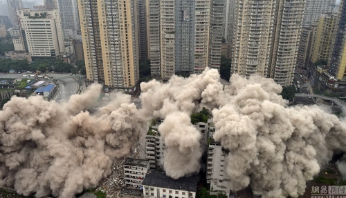 重慶鬧市爆破拆除大樓 重慶鬧市爆破拆除大樓