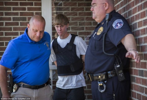 這個白人男子沖進教堂殺死9名黑人 這個白人男子沖進教堂殺死9名黑人