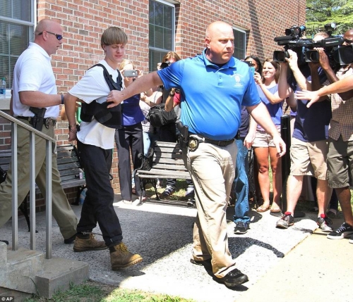 這個白人男子沖進教堂殺死9名黑人 這個白人男子沖進教堂殺死9名黑人