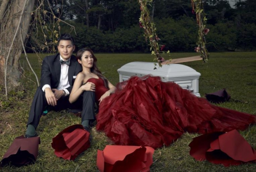 新加坡準(zhǔn)夫婦拍攝棺材主題婚紗照 新加坡準(zhǔn)夫婦拍攝棺材主題婚紗照