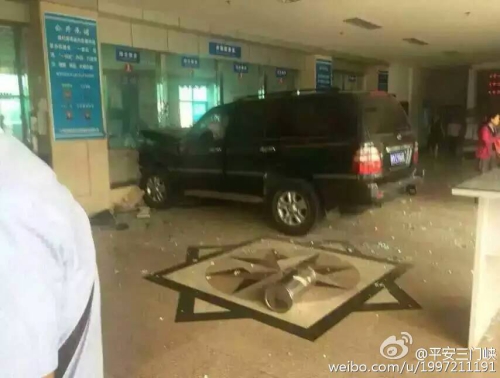 河南一越野車開進國稅局大廳 河南一越野車開進國稅局大廳
