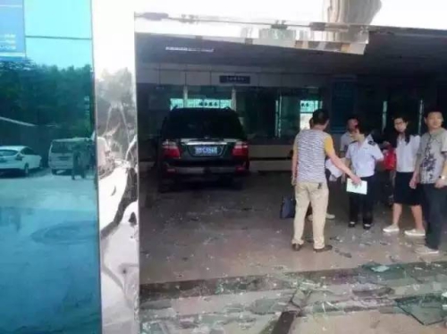 河南一越野車開進國稅局大廳 河南一越野車開進國稅局大廳