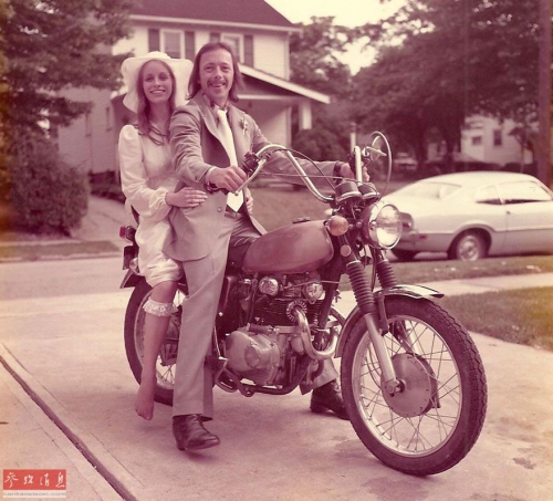 美國(guó)老夫婦重現(xiàn)婚照原景 美國(guó)老夫婦重現(xiàn)婚照原景