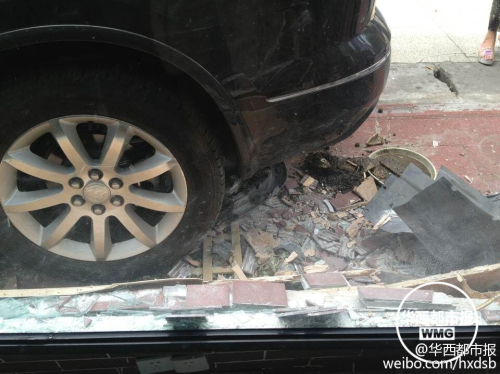 油門當(dāng)剎車 越野車差點沖進理發(fā)店 油門當(dāng)剎車 越野車差點沖進理發(fā)店