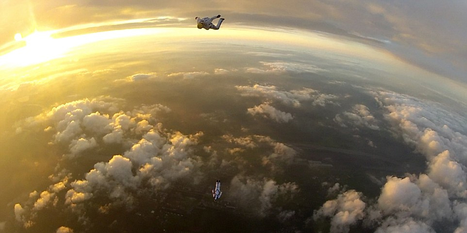 三名男子從四千米高空跳傘 挑戰(zhàn)極限 三名男子從四千米高空跳傘 挑戰(zhàn)極限