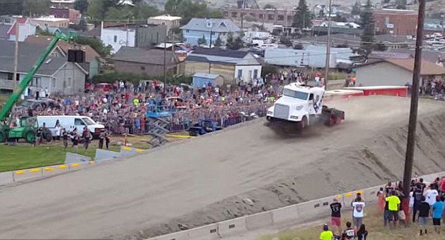 男子駕卡車飛越51米鴻溝刷新世界紀(jì)錄