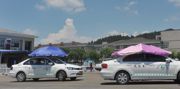 杭州一駕?，F遮陽新招 教練車車頂撐傘