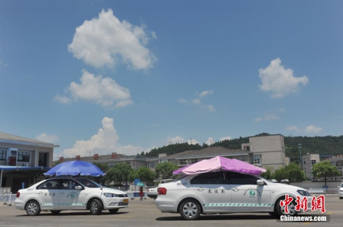 杭州一駕?，F遮陽新招 教練車車頂撐傘