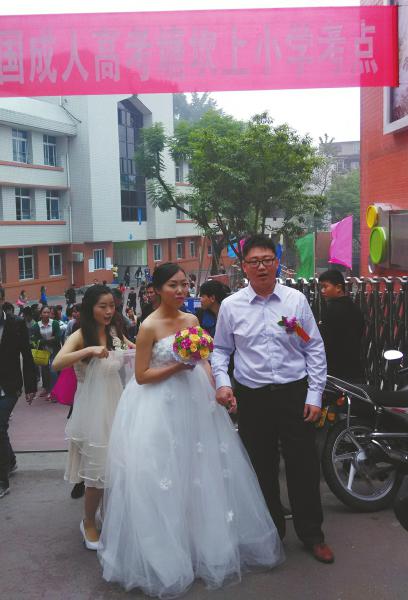 新郎向剛考完試的新娘送上鮮花。