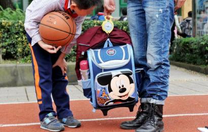 10月28日，記者對成都市某小學(xué)學(xué)生的書包進行稱重，該學(xué)生書包的重量為7.8公斤