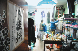 寢室門上的招貼表達(dá)了學(xué)生們的愿望，其實(shí)不逃課、少逃課才是不掛科的保證