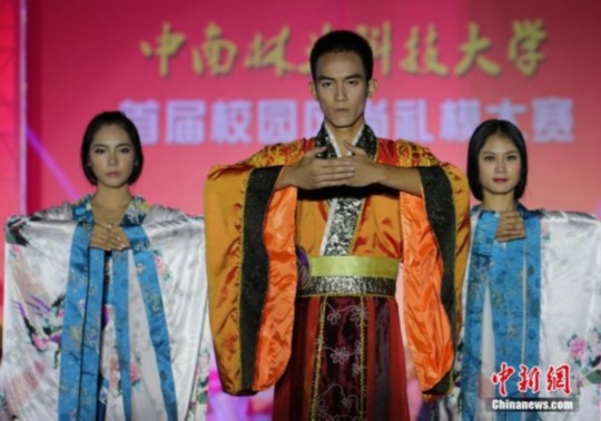 ?；ㄐ２萃_(tái)示范中華禮儀 展現(xiàn)漢服風(fēng)采