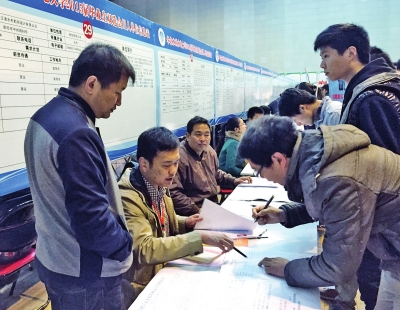 11月15日在華北水院舉行的水利水電專場招聘會上，萬余名畢業(yè)生來求職