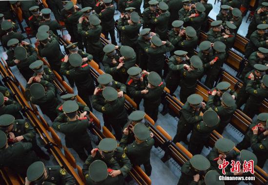 95后武警新兵光榮授銜 融入“綠色方陣” 95后武警新兵光榮授銜 融入“綠色方陣”