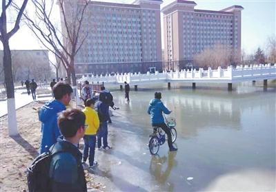 南方的孩子不理解北方的寒冷，這冰厚得，嚇尿了！ @顏遠(yuǎn)鋒