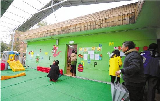 因為怕裝修后的氣味影響孩子的健康，包括小葉在內(nèi)，很多家長找到園方，要求換教室.