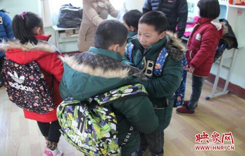 看，咱們的衣服一樣