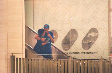 林憶蓮與小男友逛街吃飯，當(dāng)街摟抱親熱熱情如火。