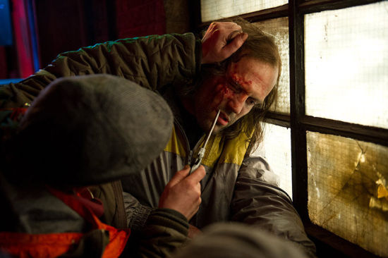 街頭圍毆，硬漢被困