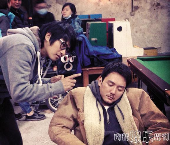 導(dǎo)演在認(rèn)真給演員說戲，演員聽得也很認(rèn)真。