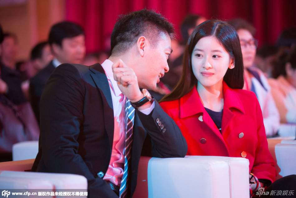 奶茶妹妹與劉強(qiáng)東親密熱聊滿(mǎn)目愛(ài)意 奶茶妹妹與劉強(qiáng)東親密熱聊滿(mǎn)目愛(ài)意