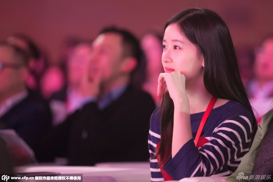 奶茶妹妹與劉強(qiáng)東親密熱聊滿(mǎn)目愛(ài)意 奶茶妹妹與劉強(qiáng)東親密熱聊滿(mǎn)目愛(ài)意