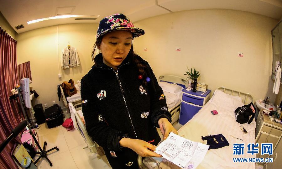 赴韓整形失敗者陳怡麗向記者展示醫(yī)療事故鑒定（4月8日攝）。