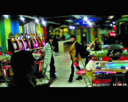 每臺(tái)賭博機(jī)跟前都有一個(gè)專門的工作人員服務(wù)(非正常拍攝) 每臺(tái)賭博機(jī)跟前都有一個(gè)專門的工作人員服務(wù)(非正常拍攝)