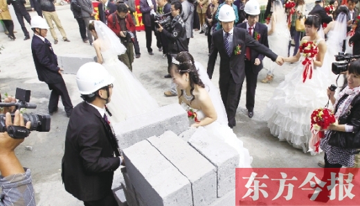 婚禮進(jìn)工地 新娘穿著婚紗搬磚 婚禮進(jìn)工地 新娘穿著婚紗搬磚