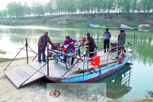 18年來(lái)，盛衛(wèi)川堅(jiān)持每日如此，為河兩岸的人擺渡。