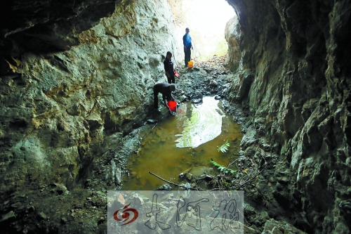 村民說(shuō)以前這里的水很深，現(xiàn)在也就剩這么一點(diǎn)兒了。