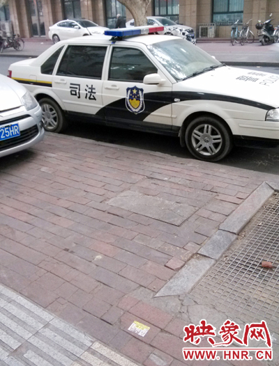 鄭州市區(qū)街頭驚現(xiàn)“包小姐”小廣告 想要服務(wù)需先打錢 鄭州市區(qū)街頭驚現(xiàn)“包小姐”小廣告 想要服務(wù)需先打錢