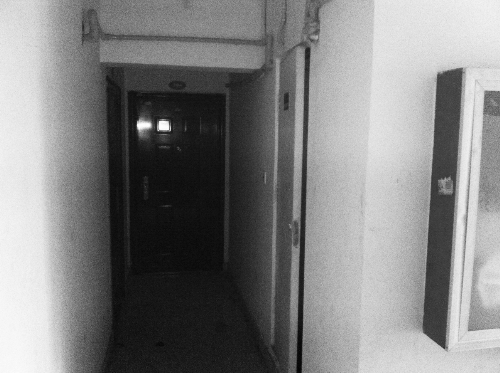 被砸網(wǎng)吧在鄭州安徐莊公館小區(qū)的一棟居民樓里，昨天，網(wǎng)吧已關(guān)門。