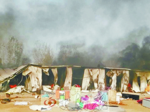 火勢蔓延前村民從屋內(nèi)搬出的冰箱、桌子等物品