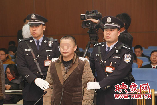 被告人被法警帶上法庭時(shí)，身上沒有戒具，也沒有剃光頭。（圖片來源于微博@豫法陽光）