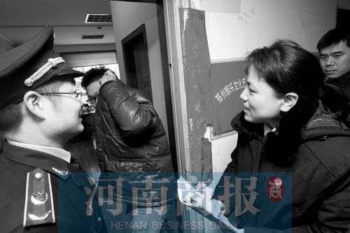 城管巡回法庭法官，到因違反城市管理的受罰當(dāng)事單位送傳票