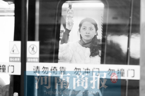 首個(gè)上班高峰，地鐵乘客以年輕的上班族為主