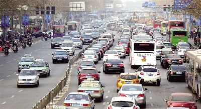 昨天下午，擁擠的花園路。 鄭州晚報(bào)記者 馬健 圖